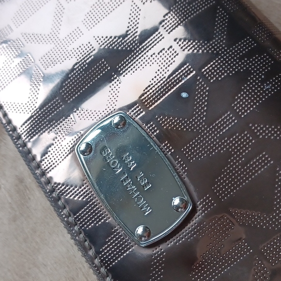 Michael Kors  wallet - Picture 2 of 16